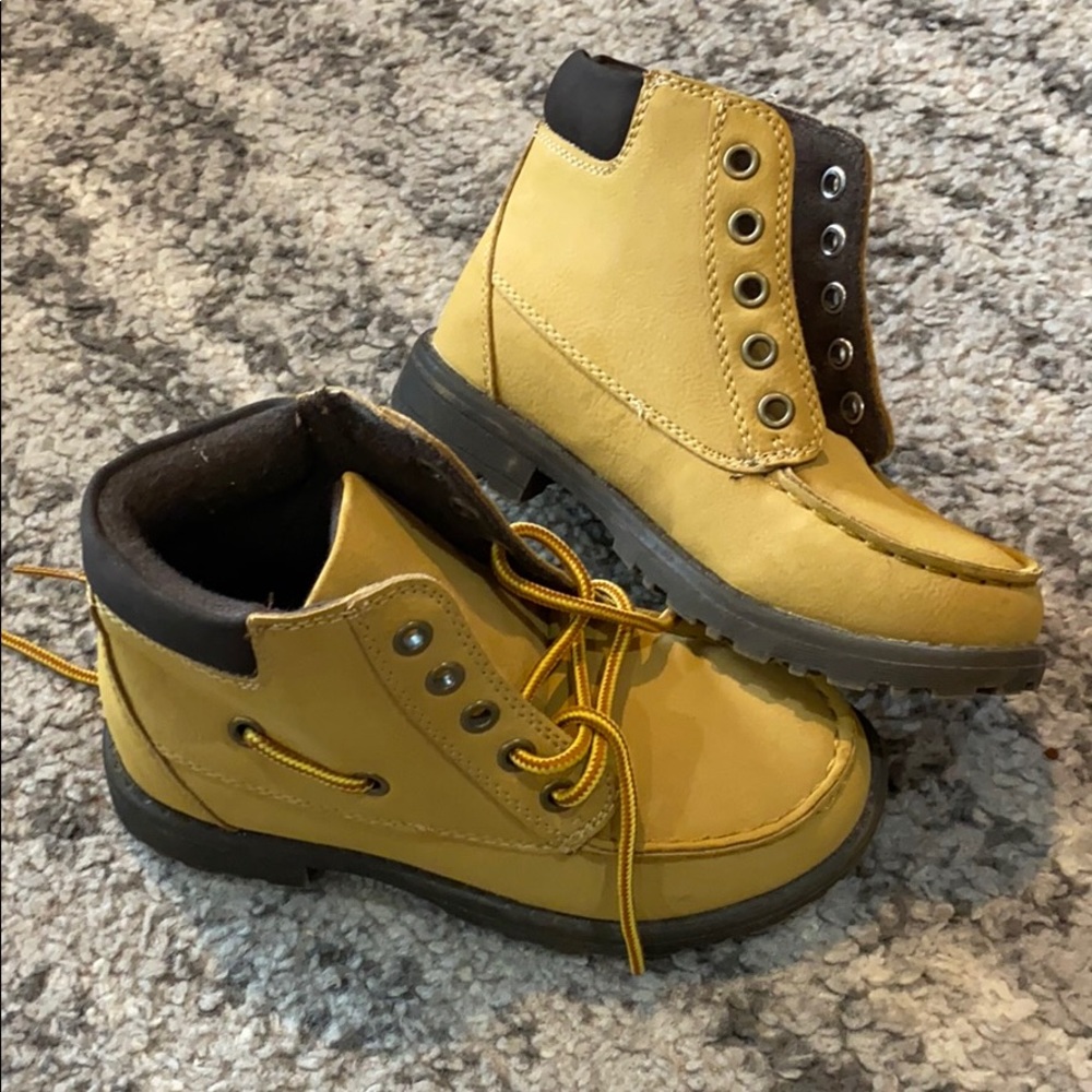 Boys boots never worn
